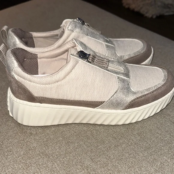 Bzees Women's Athletic Shoes in Cream and Silver NWOT - Picture 5 of 7